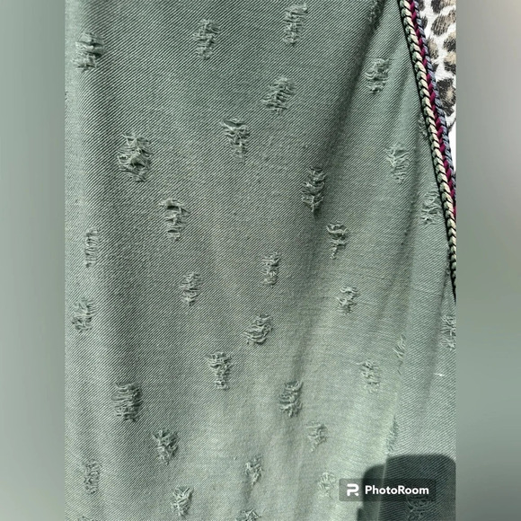 Sage Leopard Snake Print Distressed WomansTop Size Medium - Picture 2 of 5